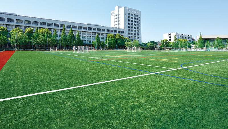 人工芝グラウンドへリニューアル！2016年4月に高等学校・中学校のグラウンドが、プロスポーツ施設等に採用されているフィールドターフを使った人工芝グラウンドになりました。人工芝になることで、競技中における転倒時の安全性、踏ん張り時の安定性を確保し、温度上昇を抑制する効果もあり、ケガの発生軽減や熱中症対策に寄与できます。