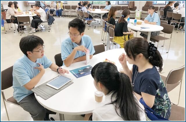 過去の「先輩に聞こう」コーナーの風景／お話ししやすい楽しい雰囲気です