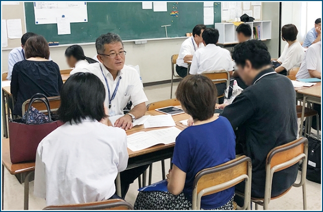 ミニ説明会、個別相談、生徒によるコース紹介の様子
